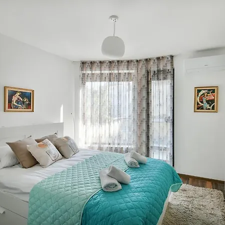 Flat 1 Apartment *