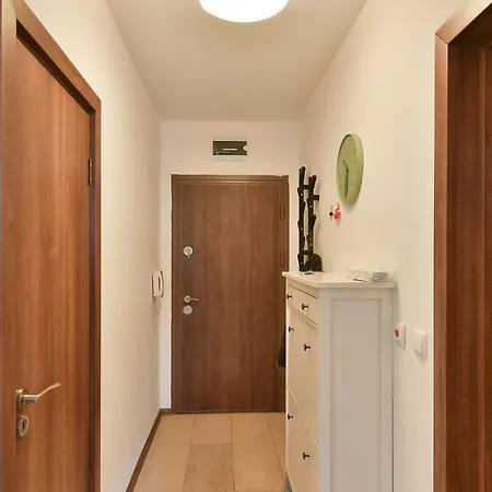 Flat 1 Apartment *